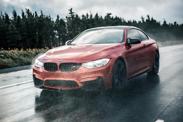 Quels sont les avantages des pneus à structure radiale pour une moto de course ?